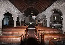 L'intérieur de la nef et ses arcs du XVe siècle.