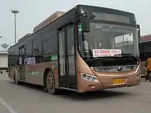 Un bus Zhengzhou BRT Route B501 au terminal de la place Ouest.