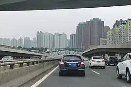 Zhongzhou Avenue vers Nongye Expressway Interchange. District urbanisé / autoroute, région de Zhengzhou 2018