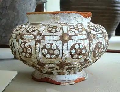 Vase de faïence rouge décoré au badigeon et incrusté de pâte de verre, de l’époque Zhou (IVe - IIIe siècle av. J.-C.), British Museum