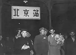 Zhou Enlai accueille des députés du gouvernement local tibétain à la gare en 1951.