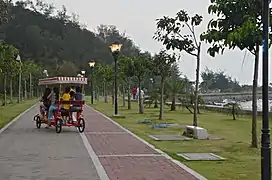 Quadricycle sur la piste cyclable de l'île Yeli, à Zhuhai.