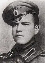 Photo noir et blanc d'un jeune homme en uniforme, au visage sévère.