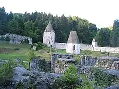 Ruines d'anciennes cellules monastiques et bâtiment commun