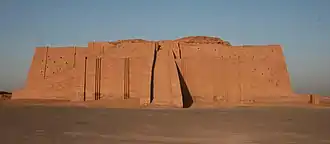 La ziggurat d'Ur : ruines après restauration (haut) et tentative de restitution en images de synthèse (bas).