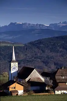 L'église de Zimmerwald, vue depuis Belpberg et les Alpes
