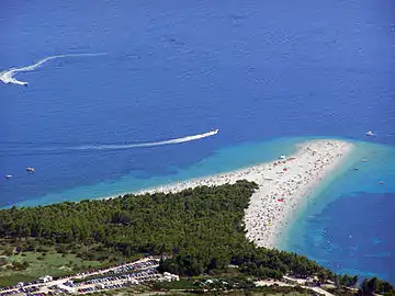 La plage de Zlatni Rat sur l'île de Brač en Croatie formant un cap composé de sable.