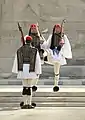 Evzones en uniforme cérémoniel lors de la relève de la garde près de la tombe du Soldat inconnu à Athènes.