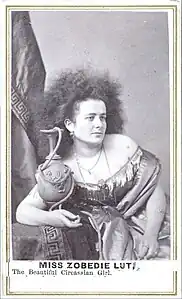 photographie, femme aux cheveux crépus assise.