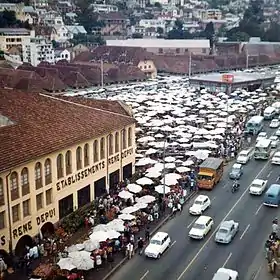 Le Zoma en 1973. Au fond, les pavillons du marché d'Analakely.