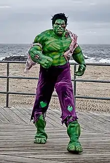 photographie en plan moyen d'un homme déguisé en Hulk (cosplay)