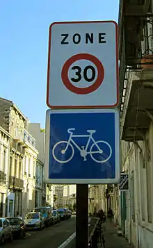 Panneaux de signalisation d’une zone 30 et d’une piste ou bande cyclable conseillée et réservée aux cycles