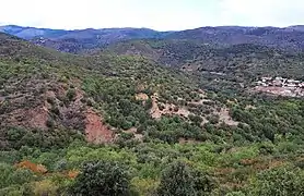 Formation rougeâtre Codalet du Miocène (à gauche), et formation sableuse Lentilla à droite, dans un ravin proche du village de Catllar (également à droite). Les pentes au-dessus à gauche sont dans la zone ordovicienne.