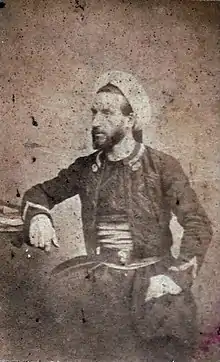 Photographie sépia en costume de zouave.