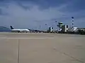 Vue de l'aéroport depuis la piste.