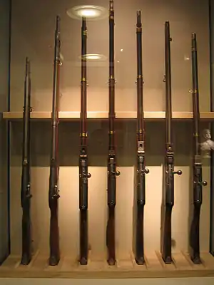 Série des fusils Dreyse. Le troisième à compter de la gauche est le premier de la série (1847)