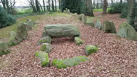 La chambre funéraire sud dans le dolmen ; il y a encore une pierre de couverture sur les pierres porteuses.