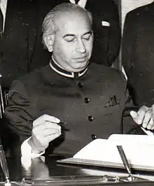 Ali Bhutto assis signe un texte