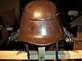 Kabuto du style zunari, casque de fer japonais de l'époque d'Edo, simple et sans support de crête avant, utilisé par les fantassins ashigaru.