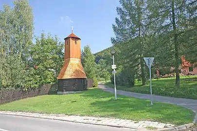 Clocher-tour en bois à Rvišti.