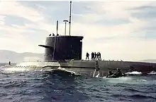 Forces britanniques sur le pont d'un sous-marin de classe Walrus.