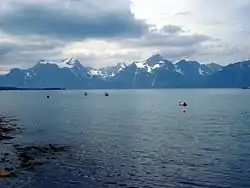 Les Alpes de Lyngen de l'autre côté du fjord de Lyngen