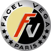 Un « F » et un « V » dans un cercle scindé en deux. Autour est inscrit en majuscule « Facel Vega » en haut et « Paris » en bas, séparé par trois étoiles.