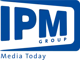 Logo IPM Group, régie press et multimédia. Blanc sur fond bleu.