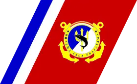 Image de Le Mans stripes utilisés par les navires de la Garde maritime et côtière indonésienne, composée de gauche à droite d'une fine bande bleue inclinée vers la droite, suivie d'une fine bande blanche et d'une large bande rouge sur laquelle se trouve le logo de l'unité.