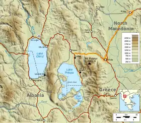 Carte topographique montrant le mont Baba à l'est du lac Prespa, à la frontière entre la Grèce et la Macédoine du Nord.