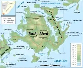 Carte de l'île Rousski avec la péninsule Sapiorny à l'est.