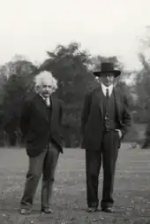 Einstein et le roi posent dans les jardins de Laeken