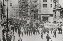 Centaines d'Afro-américains défilant et portant des banderoles