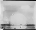 Vue du test Baker lors de l'opération Crossroads sur l'atoll de Bikini en 1946 quelques secondes après l'explosion : le nuage de condensation a la forme d'une bulle.