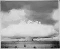 Vue aérienne du test Baker lors de l'opération Crossroads sur l'atoll de Bikini en 1946 quelques secondes après la photo précédente : le nuage de condensation a pris la forme d'un anneau, laissant apparaitre la base de la colonne d'eau expulsée du lagon.