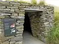 Entrée d'une réplique d'une maison de Skara Brae.