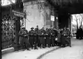 Un groupe de soldats garde le pont rouge pendant la grève nationale de 1918