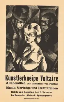 Une affiche faite à gros traits noirs, dont le titre est "Künstlerkneipe Voltaire" ; elle représente un portrait de femme, et derrière elle deux hommes grisés.