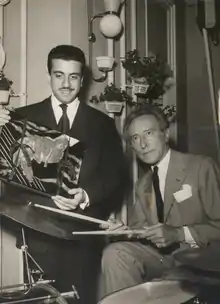 Sur cette photo en noir et blanc, Cocteau est assis à la batterie, Solal est debout derrière lui