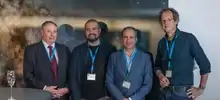 Photographie de S. Pete Worden, Guillem Anglada-Escudé, Pedro J. Amado et Ansgar Reiner prise lors de la conférence de presse annonçant la découverte de Proxima Centauri b (24 août 2016).