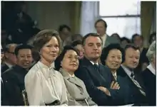 Zhuo Lin entre Rosalynn Carter et Walter Mondale à la Maison-Blanche, lors de la visite de Deng Xiaoping à Washington en janvier 1979.