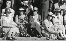 Photo en noir et blanc de femmes regroupées lors d'un congrès mathématique.