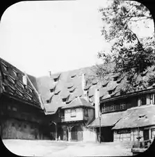 Photographie de la cour de 1901