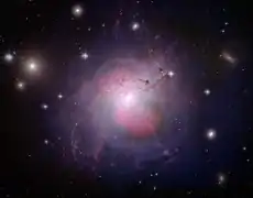 Cette image de NGC 1275 est une composition réunissant des données captées en lumière visible (Hubble), en rayon X (Chandra) et en onde radio (VLA (NRAO)).