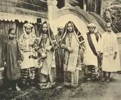 Femmes minangkabau du Sumatra occidental avec des Tangkuluak Koto Gadang (min).