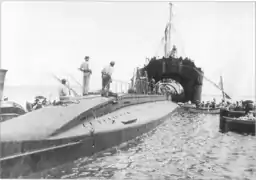Chargement à bord du Kanguroo du sous-marin Ferré (46 m), destiné à la marine péruvienne (Toulon, 1912).