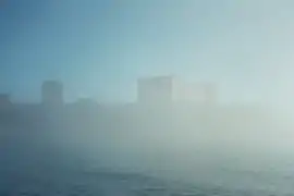 Le palais du Pharo coincé dans un brouillard estival.