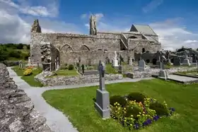 Photographie des ruines d'une église dans un cimetière