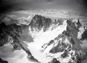 Vue aérienne du glacier du Mont-Mallet dominé par les Grandes Jorasses depuis le nord en 1932.