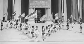 Photographie de la marche des colons du lycée Jefferson sur les marches du bâtiment des Archives nationales, le jour de la Constitution, 1974